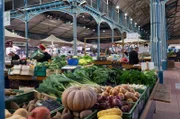 Die Stände in der Markthalle leuchten in den Farben der frisch geernteten Produkte: Das fruchtbare Saône-Tal versorgt die Stadt Dijon mit frischem Gemüse.