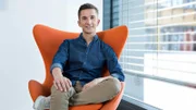 "PUR+"-Moderator Eric Mayer, der Stuntman des Wissens, taucht, springt, klettert, und wenn es sein  muss, aber wirklich nur dann, ja, dann singt er auch. So kombiniert er für "PUR+" Wissen und Erleben auf einzigartige Weise. Wer "PUR+" schaut, der weiß, wie sich Fakten anfühlen.
