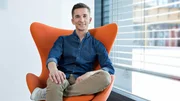 "PUR+"-Moderator Eric Mayer, der Stuntman des Wissens, taucht, springt, klettert, und wenn es sein  muss, aber wirklich nur dann, ja, dann singt er auch. So kombiniert er für "PUR+" Wissen und Erleben auf einzigartige Weise. Wer "PUR+" schaut, der weiß, wie sich Fakten anfühlen.