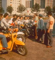 Als DDR-Volkspolizist - ein Gespräch mit jugendlichen Mopedfahrern in Dresden.