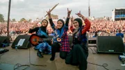 Sie sind muslimisch, weiblich und verdammt laut: Sie sind „Voice of Baceprot“! Heavy Metal vom Feinsten. Aus einem kleinen Dorf in Indonesien. Firda, Widi und Siti hatten es schon als Teenager satt, brave, unmündige und stimmlose Mädchen zu sein.