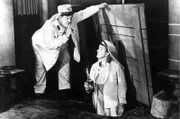 Ollie (Oliver Hardy, li.) entdeckt eine Fluchtmöglichkeit und türmt zusammen mit Stan (Stan Laurel, re.) aus der Gefängniszelle.
