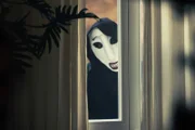 Als Lieutenant Delaunay die Dozentin und Künstlerin Ariane Maubert in deren Haus besucht, taucht am Fenster plötzlich eine maskierte Person auf.