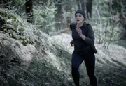 Lucia (Brigitte Hobmeier) joggt durch den Wald.