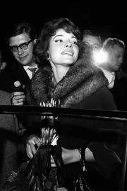 Zu Beginn des Jahres 1964 erlebt die Musikwelt etwas völlig Unerwartetes: Maria Callas kehrt als Primadonna auf die Opernbühne zurück. Ihre Tosca am Royal Opera House in Covent Garden wird zu einer Sensation