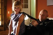 Seit Max Almedas Verhaftung befindet sich seine ganze Familie in Gefahr. Selbst vor der kleinen Sofia (Nele Trebs) macht Klempner (Oliver Stern) keinen Halt.