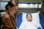 Katja Schubert (Nadja Becker) sucht den schwer verletzten Thomas Bernhardt (Matthias Brüggenolte) im Krankenhaus auf.