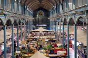 Der überdachte Markt von Dijon wurde zwischen 1873 und 1875 in nur zwei Jahren errichtet. Das Dach ist eine Kopie der berühmten Markthallen in Paris.