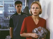 Jan (Benjamin Quasier) hat Annas (Bettina Kramer) blutige Bluse gefunden, in ihm wächst ein schrecklicher Verdacht. Anna versucht seinen Fund als bedeutungslos darzustellen.