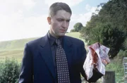 Troy (Daniel Casey) findet zwar nicht das Unfallopfer, aber ein blutiges Taschentuch.