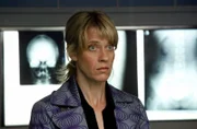 Sophie Haas (Caroline Peters) in der Pathologie vor den Röntgenbildern des ermordeten Baade.