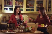 In der Küche unterhalten sich Piper (Holly Marie Combs, r.) und Paige (Rose McGowan, l.) über die mysteriösen Vorfälle.