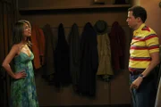 In der Garderobe kommen sich Alan (Jon Cryer, r.) und Shannon (Tammy Lauren, l.) näher ...