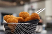 Für diese veganen Chickennuggets der Firma „NotCo“ hat eine Künstliche Intelligenz die pflanz-lichen Zutaten ausgewählt, die einem Hühnchen-Geschmack am nächsten kommen.