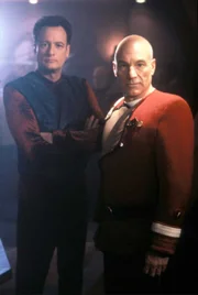 Leben oder Kommando? Als Picard (Patrick Stewart) schwer verletzt von einem Einsatz zurückkehrt und sein künstliches Herz versagt, steht er nach dem Tod Q gegenüber. Von ihm bekommt Picard das Angebot, nachträglich angebliche Fehler seines Lebens auszubügeln und dann geläutert in ein neues Leben zurückzukehren. Doch wieder auf der Enterprise ist Picard ein anderer Mann...