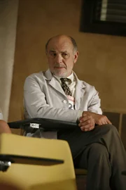 Auch Henry Dobson (Carmen Argenziano) bewirbt sich auf eine Stelle in Dr. House' neuen Team.