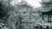 Der jüdische Emigrant Horst Eisfelder 1942 im Tempelgarten von Shanghai.