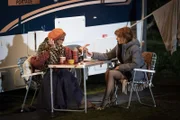 Carol (Kerry Armstrong, l.); Lauren (Katherine Parkinson, r.)