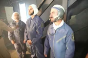 Drei Kosmonauten stehen bereit, um eine Szene zu filmen.