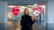 Immunologin Claudia Waskow zeigt, wie seneszente Zellen, sogenannte Zombiezellen, uns altern lassen.