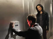 Als ein einbruchssicherer Banktresor geknackt wurde, beginnt Sherlock Holmes (Jonny Lee Miller, l.) mit den Ermittlungen und wird von Joan Watson (Lucy Liu, r.) unterstützt ...