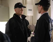 Um einen Mord aufzudecken, müssen Gibbs (Mark Harmon, l.) und McGee (Sean Murray, r.) an Bord der USS Borealis anheuern ...