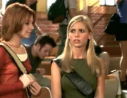 Im Gegensatz zu Willow (Alyson Hannigan, l.) weiß Buffy (Sarah Michelle Gellar, r.) nicht so recht, was sie von der ersten Vorlesung halten soll.