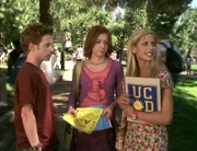 (v.r.n.l.) Buffy (Sarah Michelle Gellar) findet sich auf dem Campus nicht zurecht. Willow (Alyson Hannigan) und Oz (Seth Green) helfen ihr dabei.