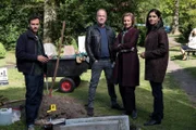 Lena Testorp (Anna von Haebler, 2.v.r.), Sarah Khan (Pegah Ferydoni, r.) Max Nordmann (Garry Fischmann, l.) und Oskar Schütz (Marek Erhardt, 2.v.l.) vermuten einen Raubmord. Das Opfer hatte kein Handy und Portemonnaie bei sich. Kann die Friedhofschefin weiterhelfen?