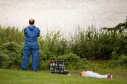 Eva Herzog (Petra Frank, liegend) wird von ihrem Ehemann mit einem Messer in der Brust im Garten gefunden. Der Pathologe Dr. Strahl (Christoph Tomanek) steht vor einem rätselhaften Fall.