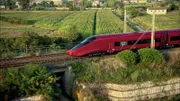 Bildunterschrift: Bis zu 300 Kilometer pro Stunde erreicht der Passagierzug Italo, während er verschiedene Strecken innerhalb Italiens zurücklegt.