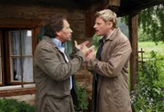 Johann (Michael Zittel, l.) versucht Felix (Martin Gruber, r.) davon abzubringen, Rosalie zu heiraten.
