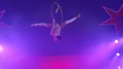 Akrobatin Christina in schwindelerregender Höhe.