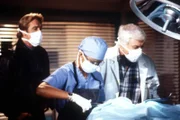 Steve (Barry Van Dyke, l.) beobachtet, wie Amanda (Victoria Rowell, M.) und Mark (Dick Van Dyke, r.) einen Toten obduzieren, um vielleicht einen Hinweis auf dessen Identität zu finden.