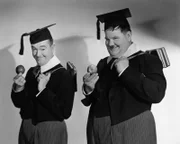Ihren Ruf als Studenten an die Oxford Universität treten Laurel (Stan Laurel, li.) und Hardy (Oliver Hardy, re.) mit Begeisterung an.