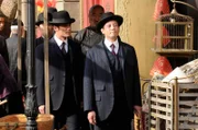 Detective Murdoch (Yannick Bisson) fragt Edward Chen (Russell Yuen, r.) über den Mord an Constable Cooper in Chinatown aus.