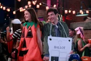 Während Lily unter Gedächtnisschwund leidet, lernt Ted (Josh Radnor, r.) endlich die Frau (Katie Holmes, l.) kennen, die sich vor Jahren auf einer Halloween-Party auf dem Dach hinter einem Kürbis-Kostüm versteckt hat ...