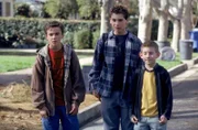 Malcolm (Frankie Muniz, l.), Reese (Justin Berfield, M.) und Dewey (Erik Per Sullivan, r.) entdecken auf dem Heimweg von der Schule ein altes Mini-Bike ...