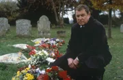 Inspector Barnaby (John Nettles) bei den Kränzen am Grab des Ermordeten: Wer stand ihm besonders nahe?