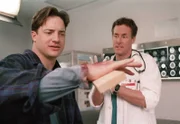 Als Dr. Cox' (John C. McGinley, r.) ehemaliger Schwager Ben (Brendan Fraser, l.) in der Klinik auftaucht, um sich vom Ex-Mann seiner Schwester seine bei der Arbeit verletzte Hand verarzten zu lassen, ist die Freude groß ...