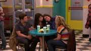 L-R: Freddie Benson (Nathan Kress), Carly Shay (Miranda Cosgrove), Spencer Shay (Jerry Trainor), Sam Puckett (Jennette McCurdy)