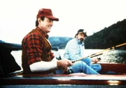 Earl (John Lawlor, l.) hat Mark (Victor French, r.) einen besonders guten Fischplatz gezeigt, wo sie nun um die Wette angeln ...