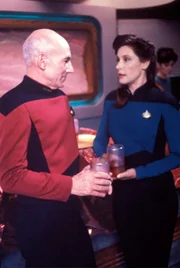 L-R: Picard (Patrick Stewart) und Marina Sirtis (Counselor Deana Troi)