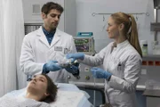 Dr. Ahrend (Roy Peter Link, l.) lässt Julia Berger (Mirka Pigulla, r.) die Patientin Clara Maschek (Ava Celik, liegend) intubieren.