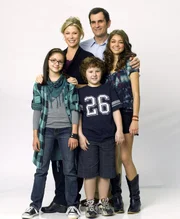 (im Uhrzeigersinn) Phil (Ty Burrell), Haley (Sarah Hyland), Luke (Nolan Gould), Alex (Ariel Winter) und Claire (Julie Bowen)