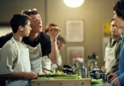 Hal (Bryan Cranston, 2.v.l.) präsentiert der Kochlehrerin die akkurat geschnittenen Lauchstückchen seines Sohnes Reese (Justin Berfield, l.) ...