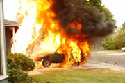 Ein brennendes Auto