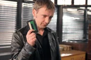 Sam Tyler (John Simm) legt seinem Chef ein Tape mit eindeutigen Beweisen für seine These auf den Tisch.
