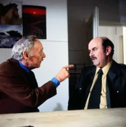 Der Antiquitätenhändler Pfeilschifter (Rudolf Platte, links) glaubt sich von Agenten verfolgt. Franz Schöninger (Walter Sedlmayr) hört ihm geduldig zu.