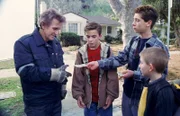 Malcolm (Frankie Muniz, 2.v.l.), Reese (Justin Berfield, 2.v.r.) und Dewey (Erik Per Sullivan, r.) kaufen dem Müllmann (Clement Blake, l.) ein altes Mini-Bike ab.